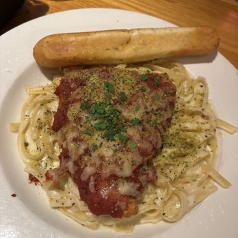 Applebee's Grill + Bar - NEW Chicken Parmesan Fettuccine - American Near Me - Hackensack, New Jersey