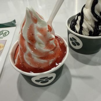 Mochi Ya Ren - Hokkaido milk with strawberry sauce - Ice Cream & Frozen Yogurt Near Me - Los Angeles, California