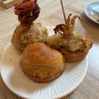 El Globo - Artichoke in tempura, crispy squid with onion, & txangurro (spider crab) gratin - Basque Near Me - Bilbao, BI