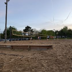 Maddens Lounge - 7 Courts available