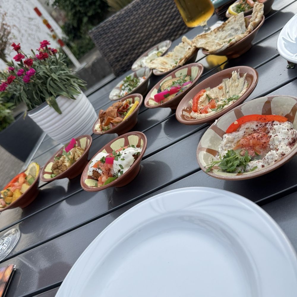 An inviting eatery beckon