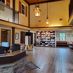 Southern Pearl Veterinary Hospital - Lobby