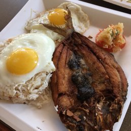Bangussilog. A whole fried milk fish for breakfast? Yes please. Bangussilog. A whole fried milk fish for breakfast? Yes please.