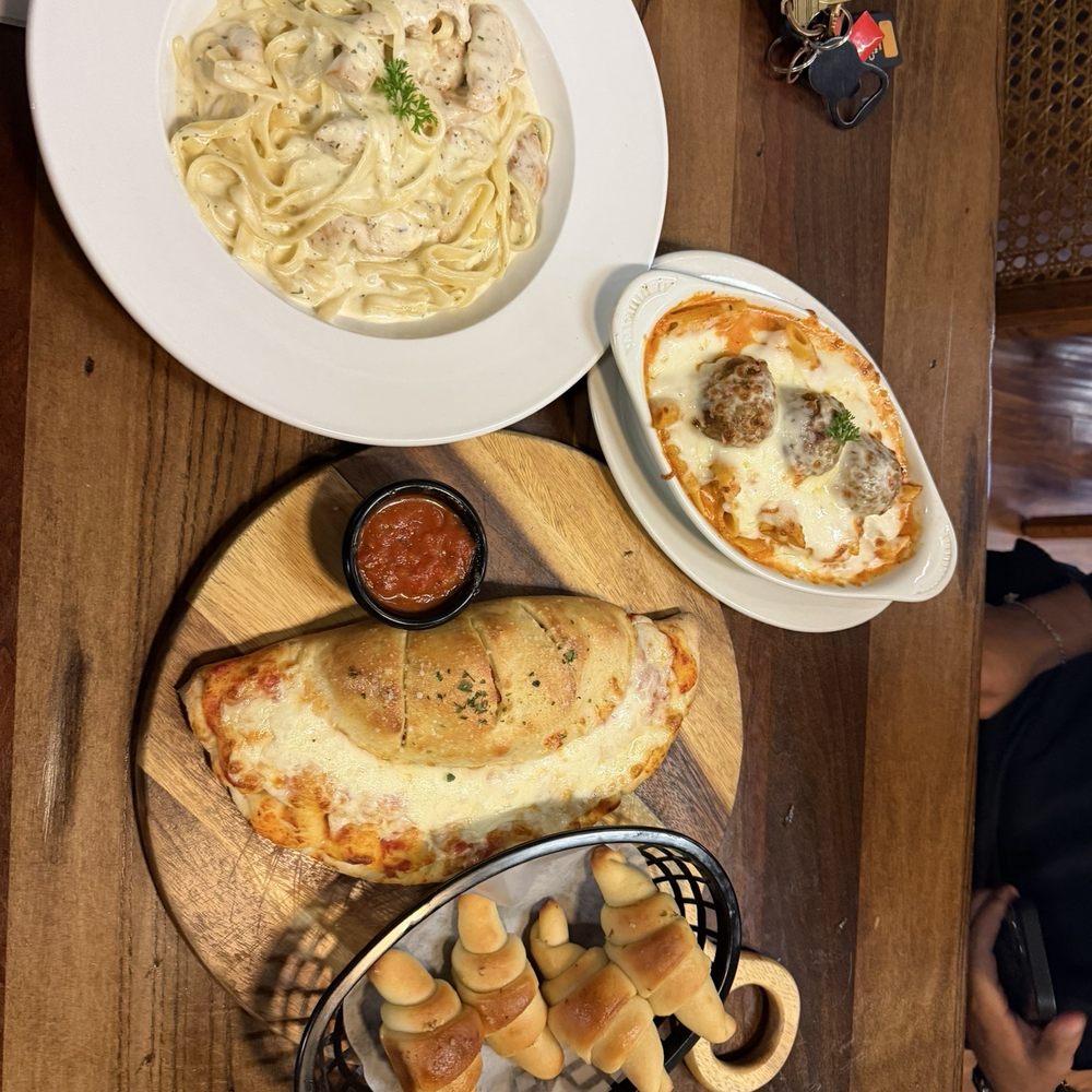 Joe's Italian Kitchen - Joe's Calzone, Fettuccine Alfredo, & Baked Ziti Meatballs - Italian Near Me - Pflugerville, Texas
