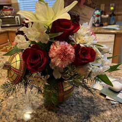 Nichols' Florist - Christmas Arrangement