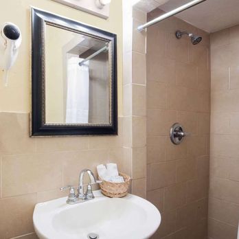 Knights Inn Eagle Pass - Guest room bath - Hotels Near Me - Eagle Pass, Texas
