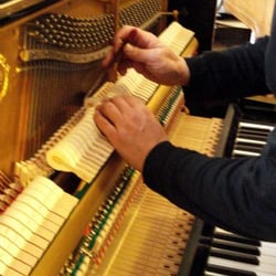 Farid Boukhalfa accordeur, facteur de piano, restaurateur