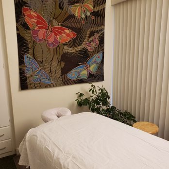 Joyce Calderon, LAc - Heated table - Acupuncture Near Me - Paso Robles, California