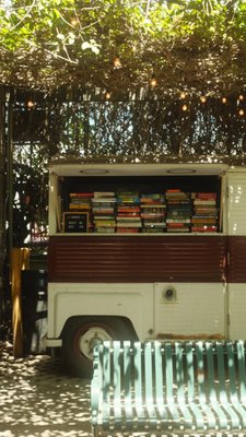CAFE NIDO: Coffee & Books by null