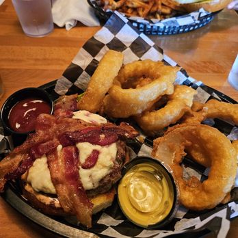 Buster's on 28th - Bison burger - Gastropubs Near Me - Minneapolis, Minnesota Buster's on 28th - Bison burger - Gastropubs Near Me - Minneapolis, Minnesota