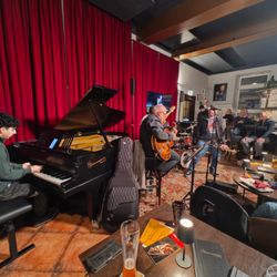 Hemingway Lounge - Den ganzen Abend kommen weitere Musiker dazu, die Atmosphäre ist entspannt