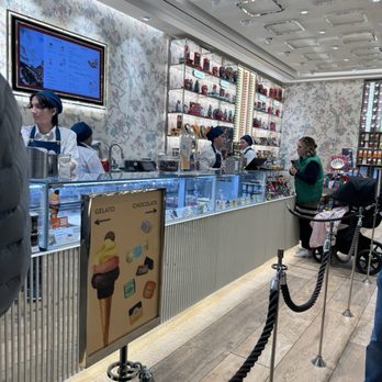 Venchi - Line leading to gelato - Gelato Near Me - King of Prussia, Pennsylvania Venchi - Line leading to gelato - Gelato Near Me - King of Prussia, Pennsylvania