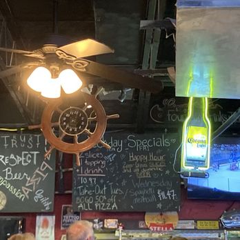 Carmines Pie House - Inside. - Pizza Near Me - Jacksonville, Florida