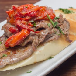 San Cristóbal Gastrobar - Tosta de solomillo - Solomillo de ternera, marinado de ajos y pimiento rojo