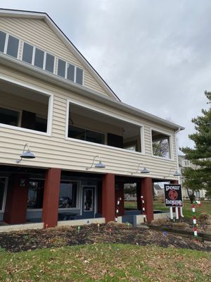 Pour House Pub by null