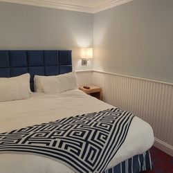 Atlantic Inn - Such a comfortable bed!