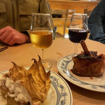 Taberna Dos Mercadores - Meringue Apple Dessert and Cinnamon Apple Dessert with Port wine selected by server - Tabernas Near Me - Porto, 13 Taberna Dos Mercadores - Meringue Apple Dessert and Cinnamon Apple Dessert with Port wine selected by server - Tabernas Near Me - Porto, 13