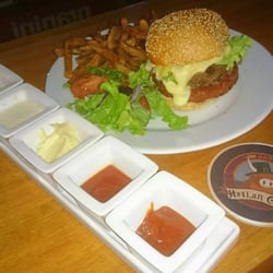 Heilan Coo - Le Jaquou, burger au confit de canard, galette de pomme de terre, sauce périgourdine maison, trappe d échourgnac, pain bio avec sauce maison