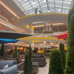 Braun Möbel-Center - Centre stairway