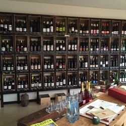Pipco's - Pipco's Weinwand mit Verkostungstisch...
