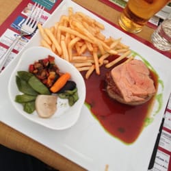 Le Bouquet Garni - Steak "Rossini" with french fries.