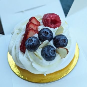 Diletto Bakery - Pavlova with Chantilly and Berries | Instagram: @telephonesmoothie - Desserts Near Me - Gainesville, Georgia Diletto Bakery - Pavlova with Chantilly and Berries | Instagram: @telephonesmoothie - Desserts Near Me - Gainesville, Georgia