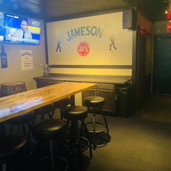 Cheers Too - Nice area with golden tee