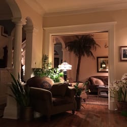 Auberge King Edward - Living room - with a palm tree, fireplace and fountain!