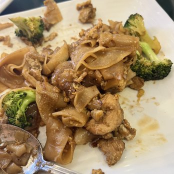 Dome Pochana - Pad Thai noodles - Thai Near Me - Sylmar, California