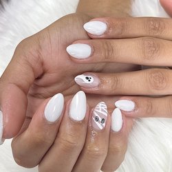 Tiny Lash & Nails Room