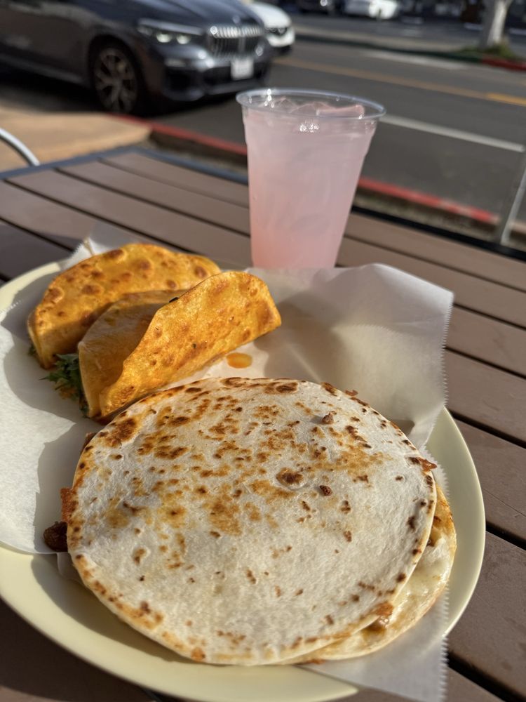 Food from Taqueria Santa Cruz Express