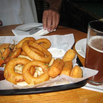T. Boyles Tavern - Appetizer Sampler (Buffalo Wings, Fries, Jalapeño Poppers, Mozzarella Sticks, Onion Rings) & Maisel's Weisse Hefeweizen Beer - Pubs Near Me - Pasadena, California
