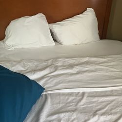 Toppenish Inn - This was the bed. My pillow is the turquoise corner. We wouldn't get on this bed.