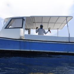Solo Buceo Dive Shop Cancun - Our captain and the boat, the Pelagic