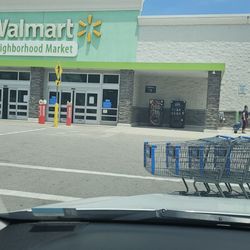 Walmart Neighborhood Market - Los carritos del supermarket odstruyendo el transito casi que otro carro me iba a chocar porque nadie lo mueve que horror