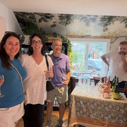 Thursday free wine tastings in summer 4-6 pm. Very nice. Could use some water and crackers