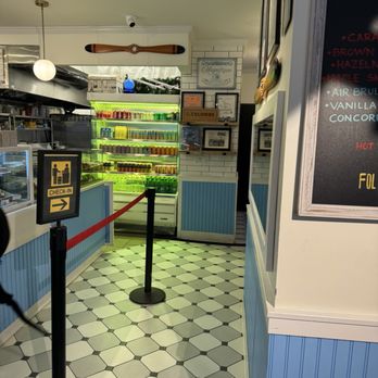 L'Avion Café - Themed Cafes Near Me - New York, New York