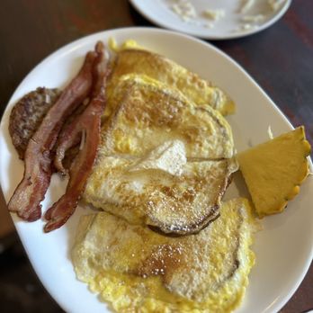 Vanta Cafe - French toast combo - Breakfast & Brunch Near Me - Wailuku, Hawaii Vanta Cafe - French toast combo - Breakfast & Brunch Near Me - Wailuku, Hawaii