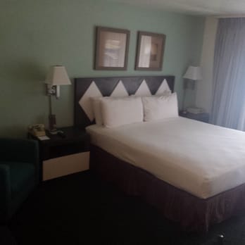 Kings Inn San Diego - king size bed in balcony room - San Diego, CA