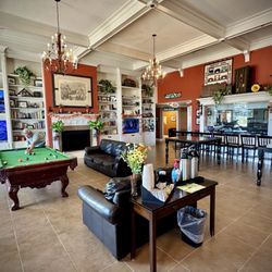 Depot Inn & Suites - Billiards, train TV and railroad memorabilia all in the very spacious lobby.