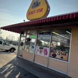 Donut Star - Always fresh and tasty donuts. The ham and cheese croissants are so cheesy and soft. One of the best donor shops in town.