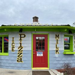 Paige's Roadside Market & Pizza - The market