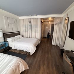 Renaissance Columbus Westerville - Two Queens