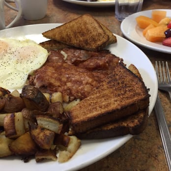 Bajis Cafe - Corned beef hash with eggs and potatoes - Breakfast & Brunch Near Me - Mountain View, California