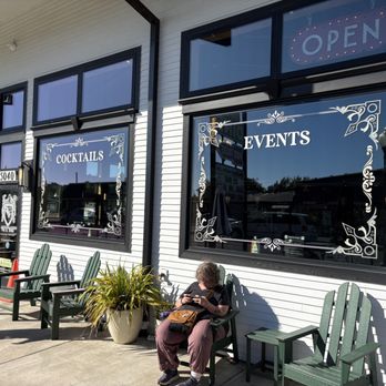 The Pines Dine - Indoor seating area and bar - Food Trucks Near Me - Lincoln City, Oregon The Pines Dine - Indoor seating area and bar - Food Trucks Near Me - Lincoln City, Oregon