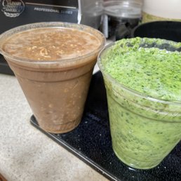 This is what the consistency looks like when they hand you the "smoothie". Notice the whole oats that are clumped at the bottom.