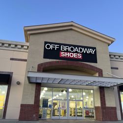 Off Broadway Shoe Warehouse - Crappy shoe store