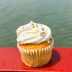Cupcakes on the river .