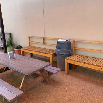 Pop Fizz - Outdoor seating area. - Ice Cream & Frozen Yogurt Near Me - Albuquerque, New Mexico