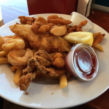 Duckie's Chowder House - Seafood Near Me - Cayucos, California